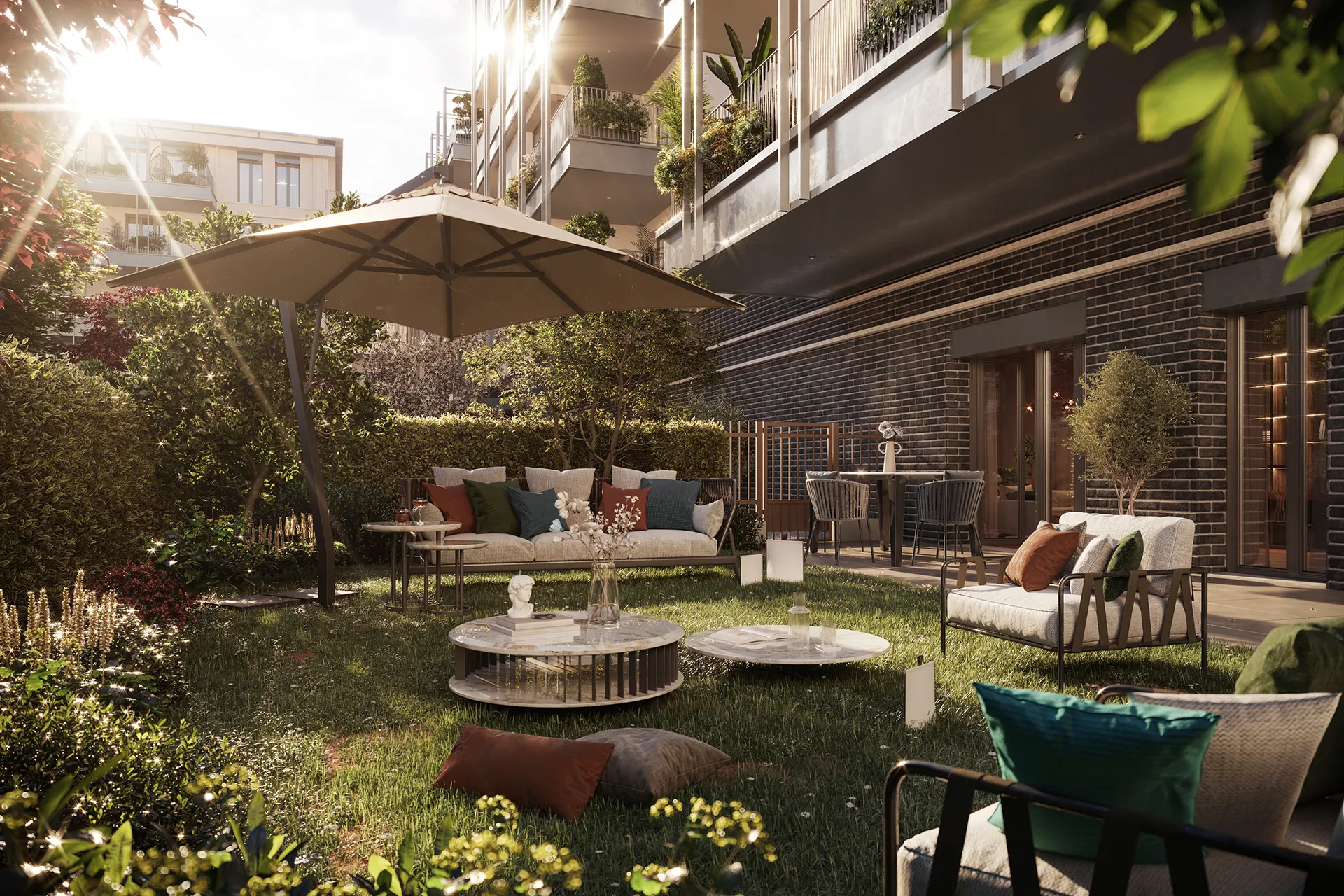 Dettaglio del giardino privato e delle logge, con moderni mobili da esterno