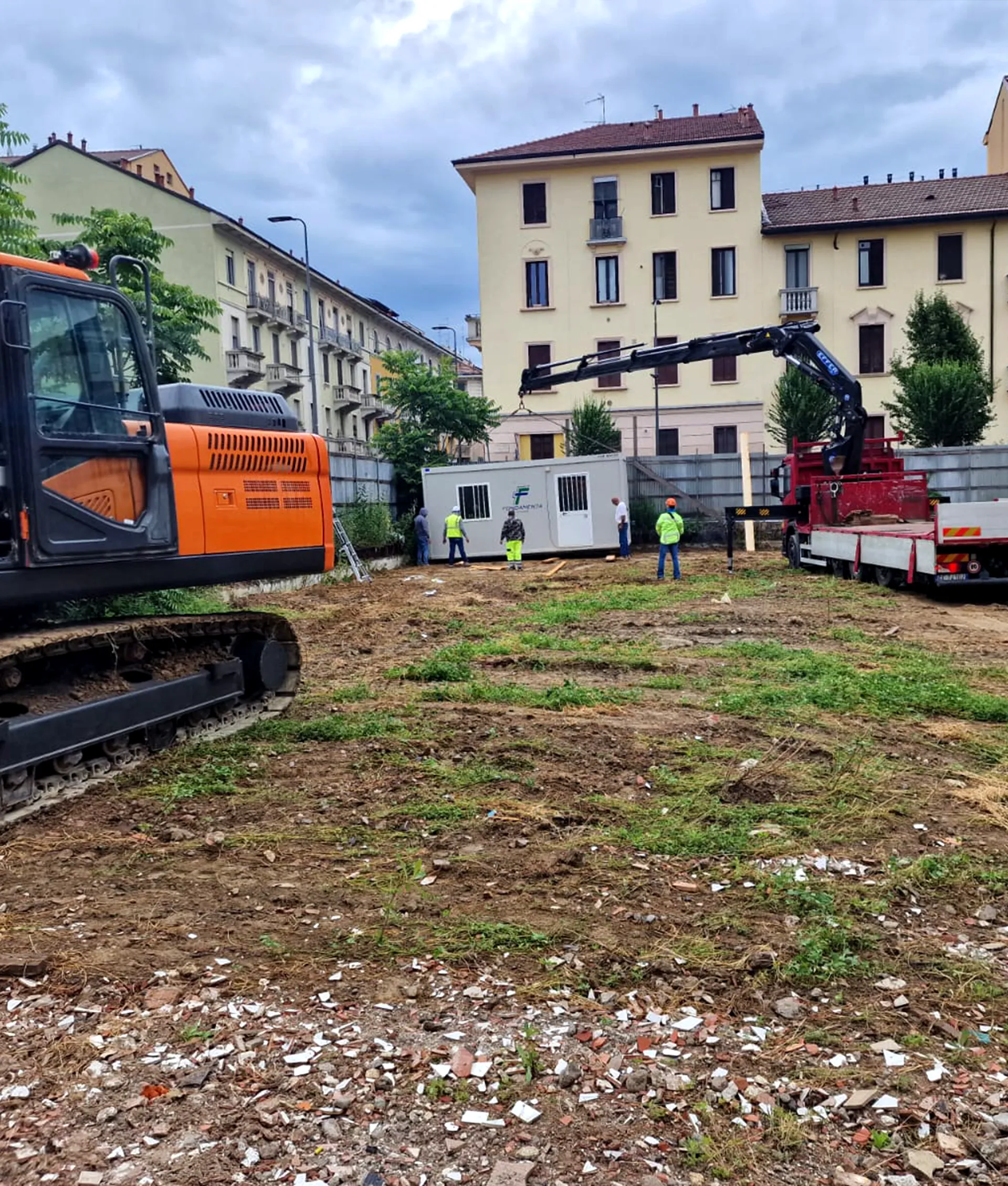 Vista del cantiere Veridia Living con macchinari e attività di costruzione attive